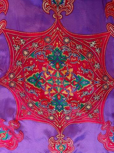 Oscar de la Renta  STUDIO VINTAGE Silk Scarf Square Paisley Purple Gold Trim EUC