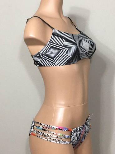 PilyQ  Geometric diamond top and strappy bottom.D-cup/S-bottom