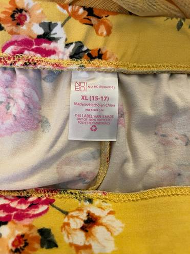 No Boundaries No Boundries yellow floral pull on skort in Jr size XL (15-17). 