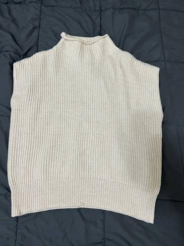 Le lis White Sweater Vest