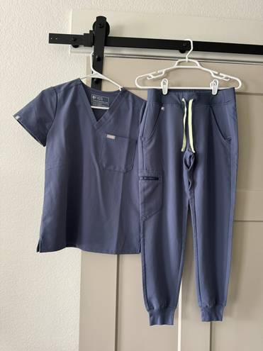 FIGS Scrubs Set