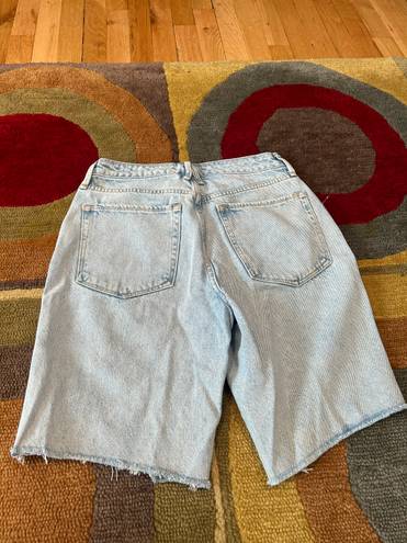 Good American 90’s Bermuda Indigo Light Wash Denim Jean Shorts Distressed Size 2