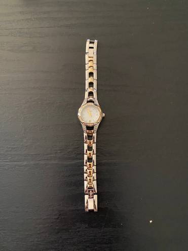 Relic BY FOSSIL-TWO TONE WATCH Beautiful gold and silver tone stainless steel watch with little diamond rhinestones, excellent condition, I have attached a video showing the watch works great.