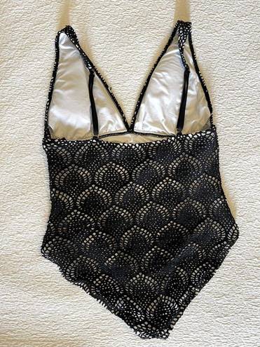 La Blanca  Size 16 Crochet One Piece Swimsuit Black/White Swim