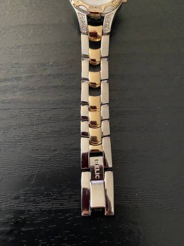 Relic BY FOSSIL-TWO TONE WATCH Beautiful gold and silver tone stainless steel watch with little diamond rhinestones, excellent condition, I have attached a video showing the watch works great.