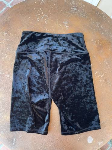 Good American Crushing It Velvet Biker Shorts in Black sz 1