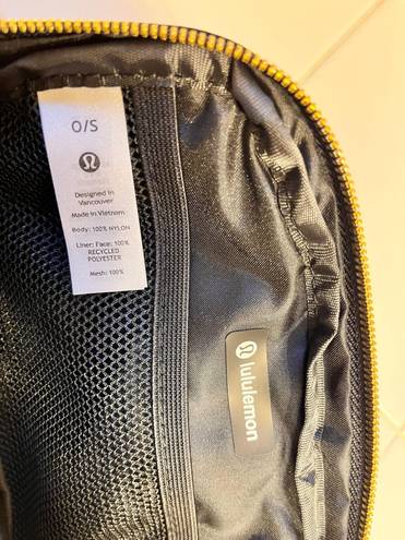 Lululemon Everywhere Belt Bag Black/gold