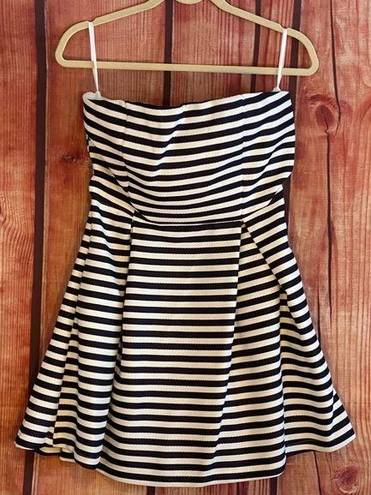 Sans Souci Sz L 💕💕 Women’s strapless navy/white striped flare dress! Cute!!!