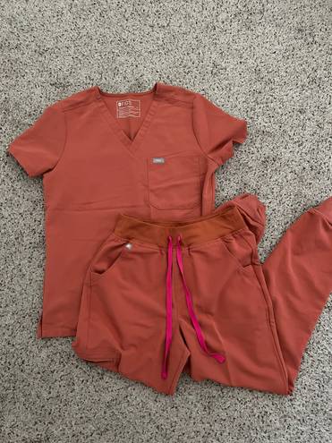 FIGS Scrubs Set