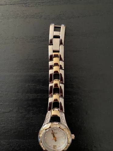 Relic BY FOSSIL-TWO TONE WATCH Beautiful gold and silver tone stainless steel watch with little diamond rhinestones, excellent condition, I have attached a video showing the watch works great.