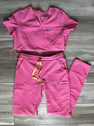 FIGS Scrubs Set