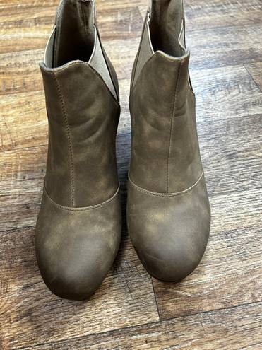 Natural Reflections Tan Wedge Boots Size 10