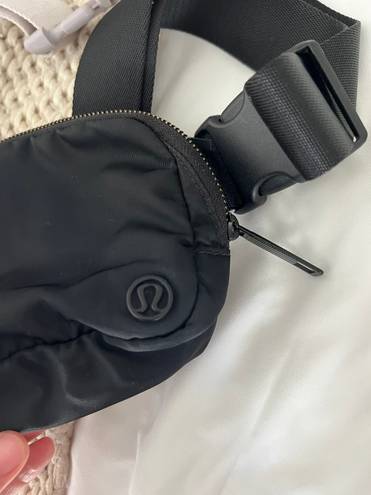 Lululemon Everywhere Belt bag