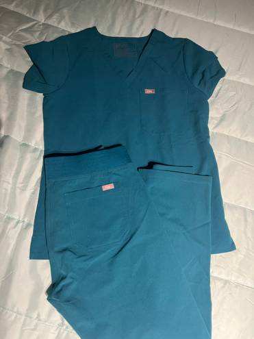 FIGS Scrubs Set