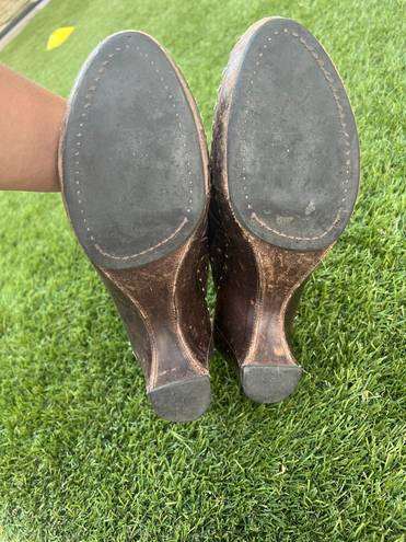 Frye Charlotte chocolate brown leather studded slip on wedge mules 7