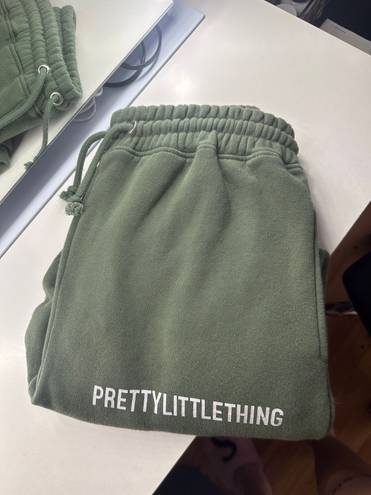 Pretty Little Thing Green sweatpants