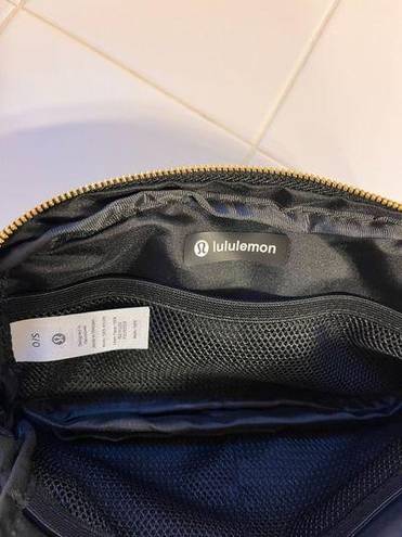 Lululemon Everywhere Belt Bag 1L Black/Gold