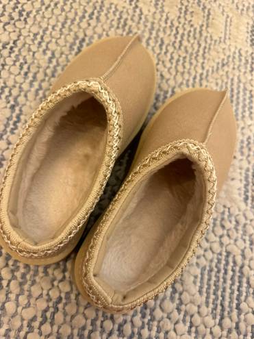 Slippers Tan Size 7