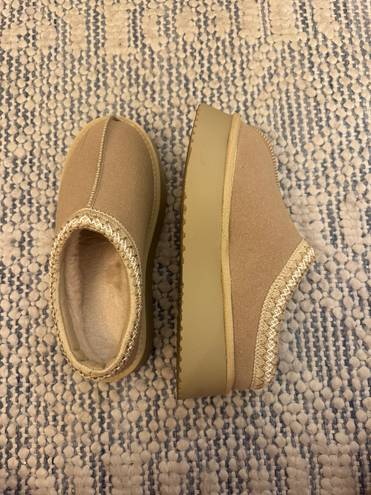 Slippers Tan Size 7