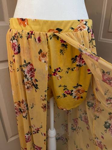 No Boundaries No Boundries yellow floral pull on skort in Jr size XL (15-17). 