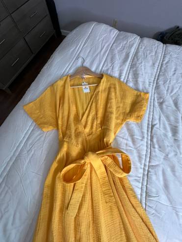 Marine layer Valencia gold yellow shirt sleeve midi wrap sundress M