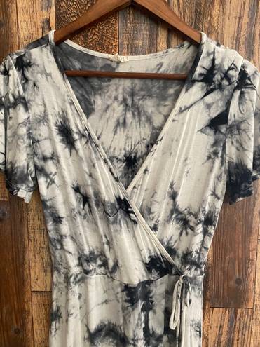 Caution to the Wind women's size small length 40 bust to bust 16. Gray and white