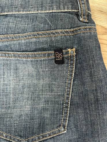 DKNY SoHo  Jeans size 8 Trouser style lightweight jeans, inseam is 29, waist measures 15