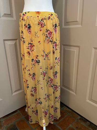 No Boundaries No Boundries yellow floral pull on skort in Jr size XL (15-17). 