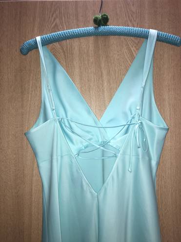 Jones New York 's women’s light blue of a silky blend dress. Size Small.