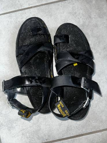 Dr. Martens AVRY HYDRO LEATHER STRAP SANDALS