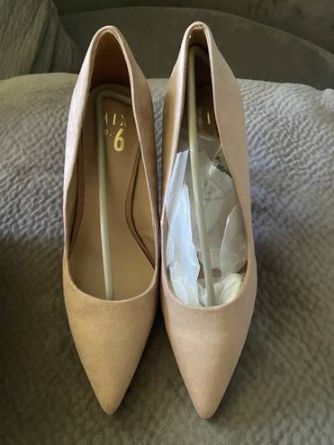 mix no. 6 camel pumps size 9.5 new in box 