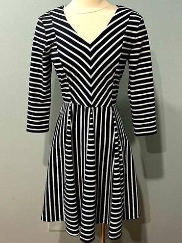 Gabby Skye  Black & White Stripes V Neck 3/4 Sleeve Flare Skirt Dress Size 4