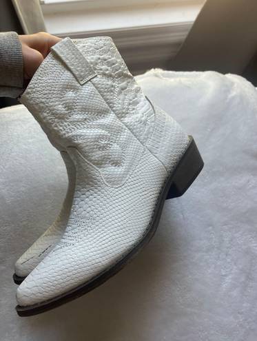 white cowgirl boots Size 7