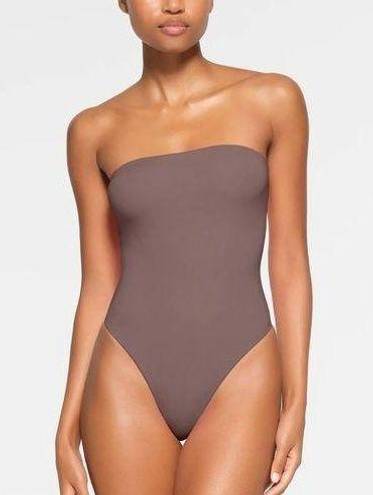 SKIMS  Fits Everybody Strapless Bodysuit