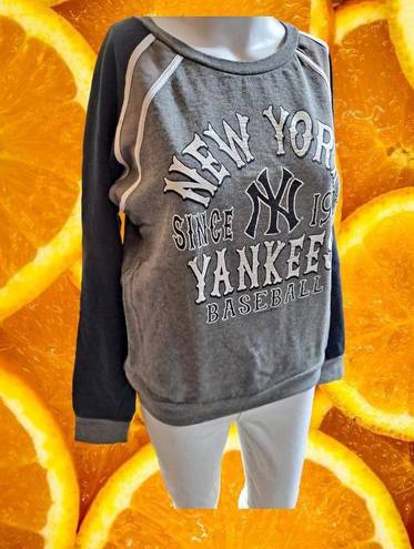 5th & Ocean MLB New York Yankees  Sweatshirt 100% Cotton Size Small