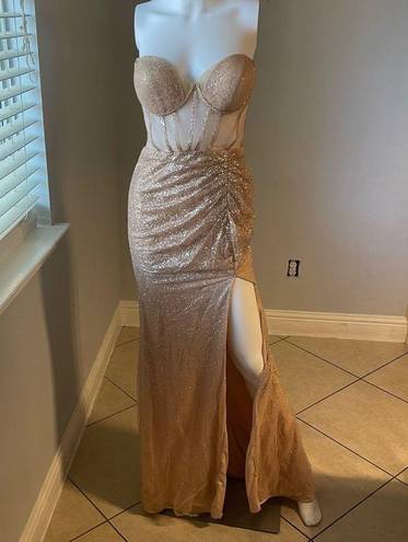 Cinderella Divine Women’s formal sparkly dress size 4
Brand is 
Rose gold color