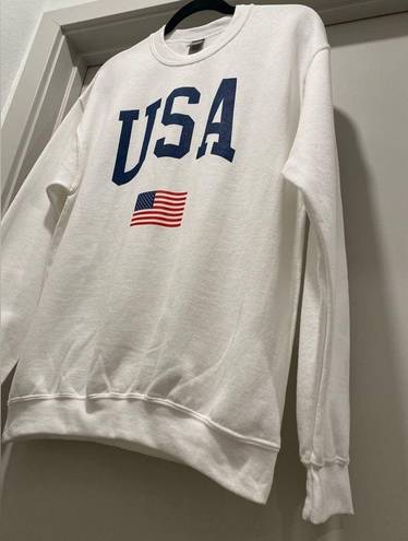 Gildan NWOT  White USA American Flag Patriotic Crewneck Sweater Sweatshirt - M