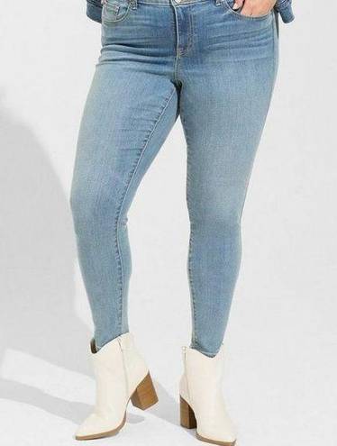 Torrid  Mid Rise Skinny Jeans Size 18R Stretch Denim Light Wash Plus Size Fashion