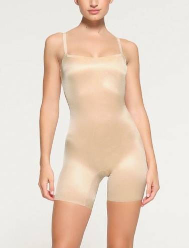 SKIMS  Barely There Low Back Mid Thigh Bodysuit Shapewear in Sand Size XS