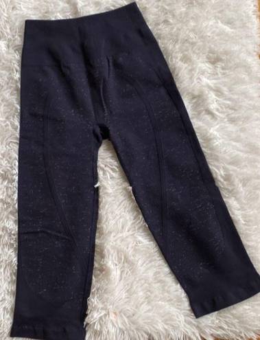 Lululemon New High rise Free to Flow Crop in navy specks patterns leggings, size 4