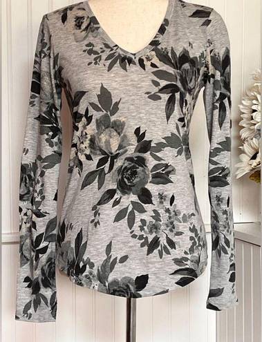 Krass&co G.H Bass &  Grey Floral V-neck Long Sleeve Top