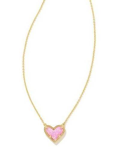 Kendra Scott ari heart gold pendant necklace in bubblegum pink