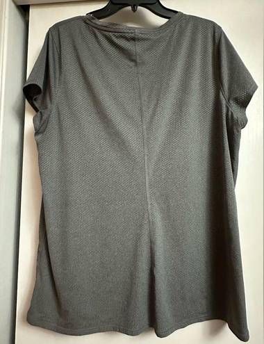 Under Armour XXL women's heat gear gray tee shirt