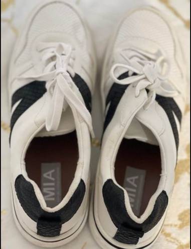 MIA Alta Sneakers - Black & white Size 7.5