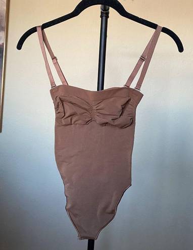 SKIMS NEW  Seamless Sculpt Strapless Thong Shapewear Bodysuit Brown L