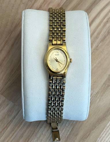 Seiko  Ladies Watch Vintage Gold Tone Bracelet Gold Tone Oval Dial