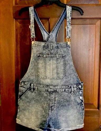 No Bo  Relaxed Fit Jean short overalls. Five pockets. Loops for belt. Size XL.