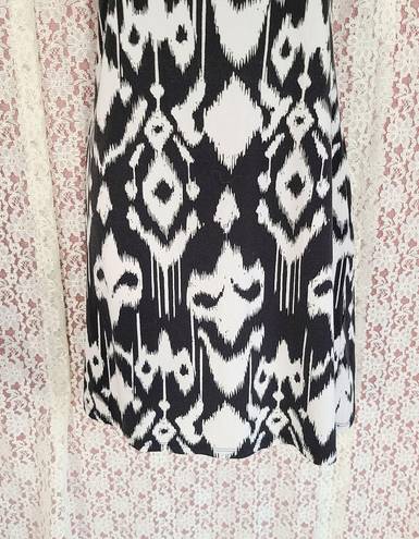 Tiana B  black and white knee length shift dress  with zipper collar detail

Size small