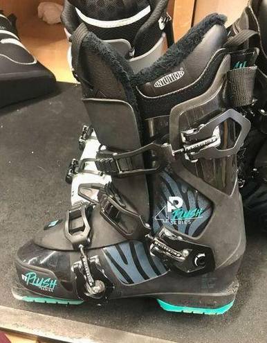 Full Tilt Women's  Plush 4 Ski Boots (2018) - Size 25/25.5 (293mm, size 8-8.5 Wom