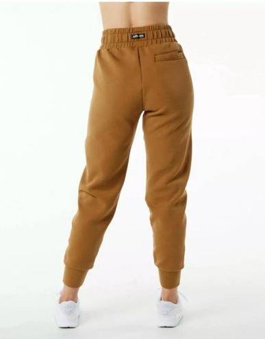 Alphalete  WOMEN'S ELMTS RELAXED CUFFED JOGGER - Almond, Size XS